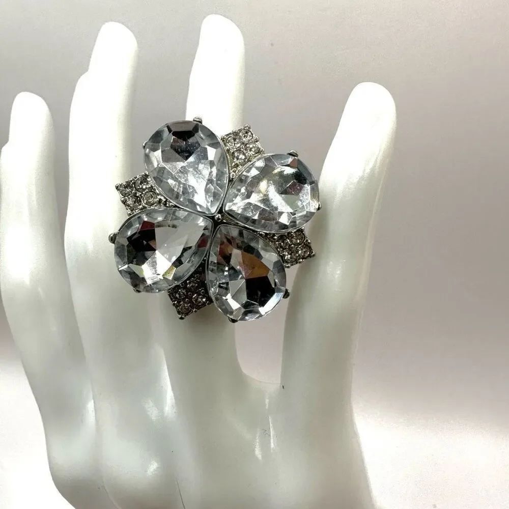 Rhinestone flower cocktail ring
